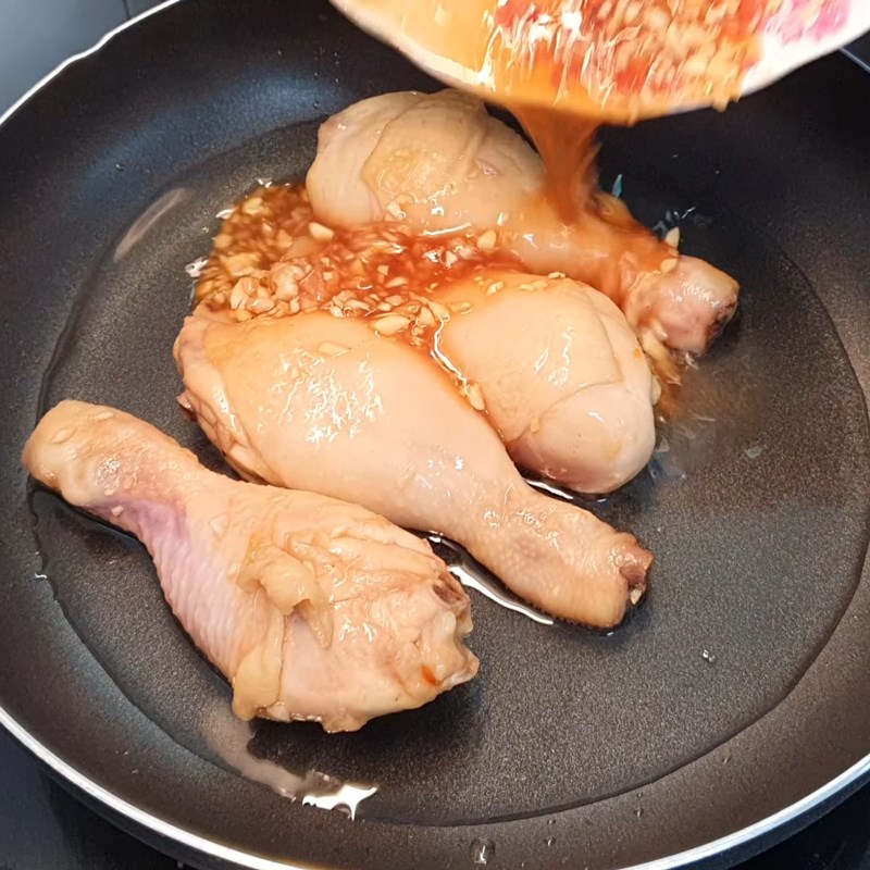 Bước 3 Chiên gà Đùi gà chiên mật ong
