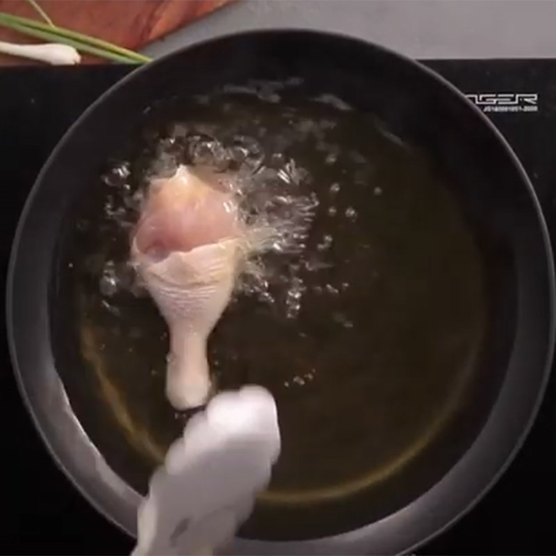 Bước 2 Chiên gà Đùi gà chiên nước tương