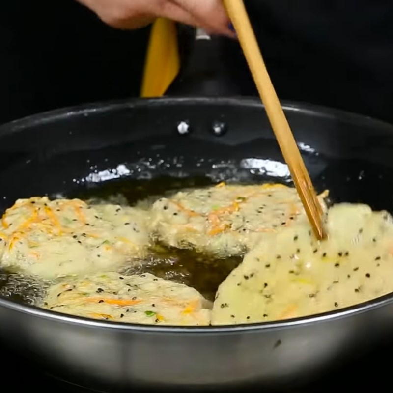 Bước 4 Chiên gà Gà băm chiên vừng