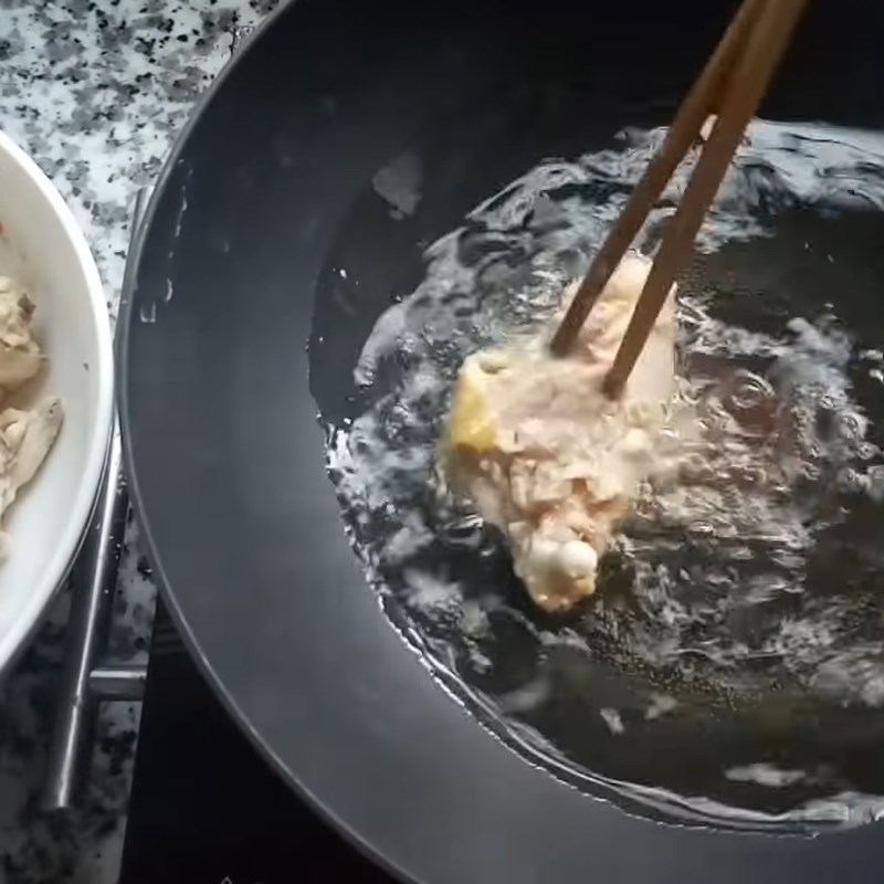 Bước 3 Chiên gà Gà chiên sả ớt