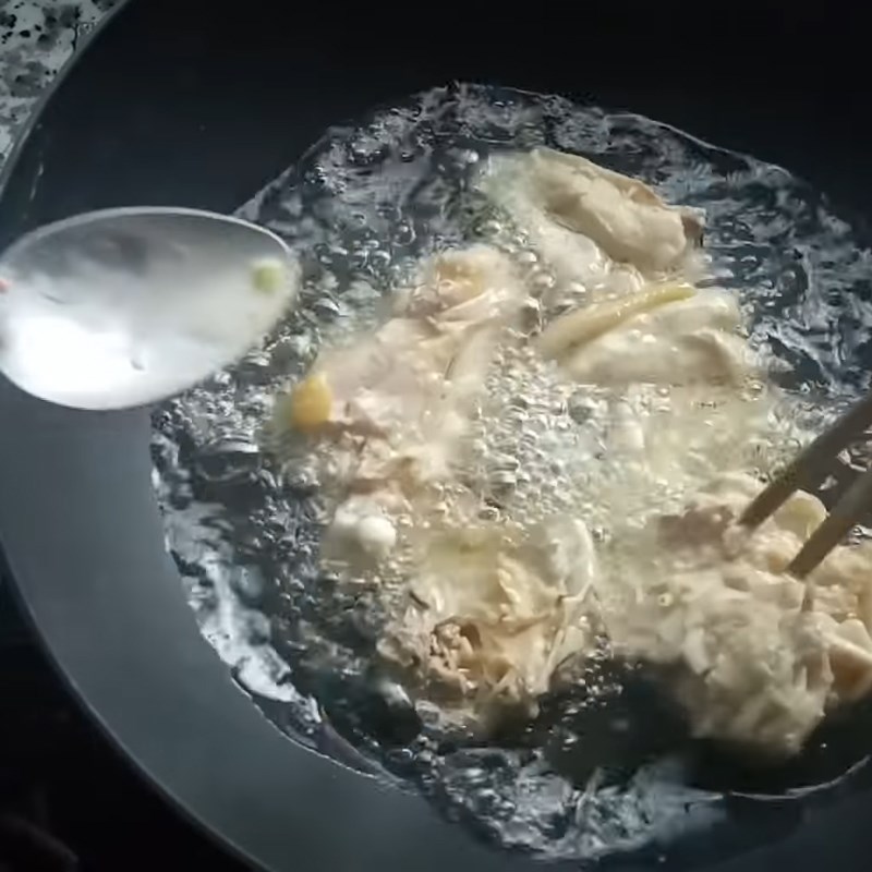 Bước 3 Chiên gà Gà chiên sả ớt
