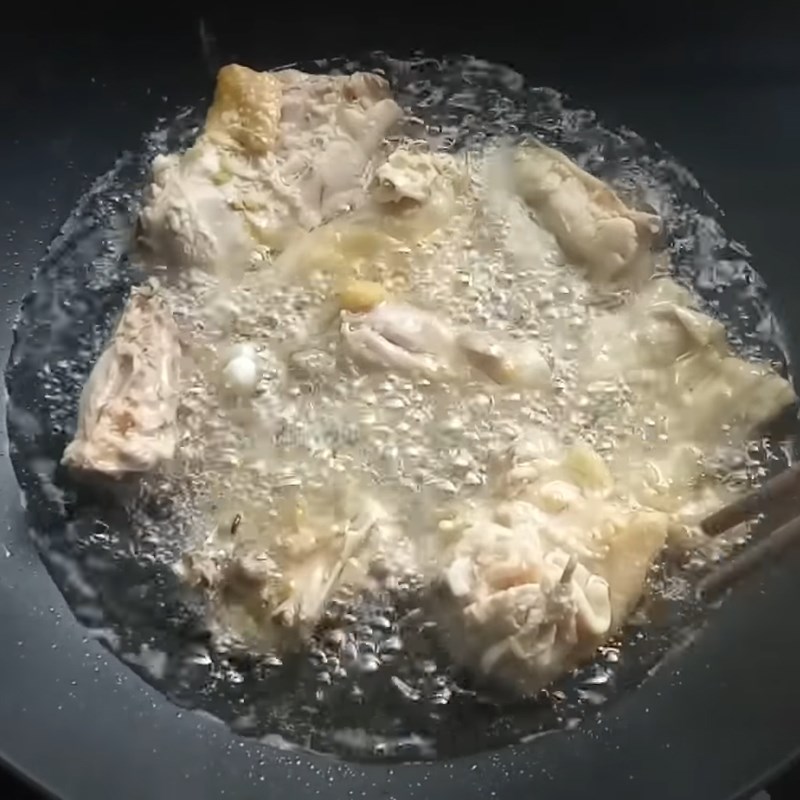 Bước 3 Chiên gà Gà chiên sả ớt