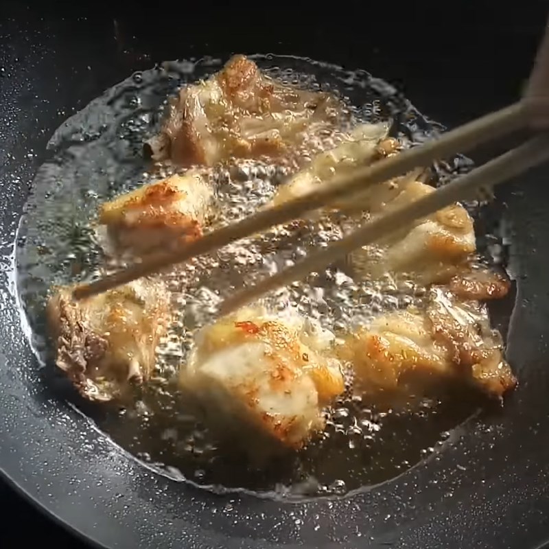 Bước 3 Chiên gà Gà chiên sả ớt