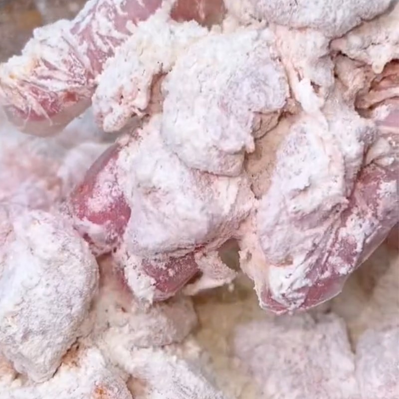 Bước 2 Chiên gà Gà chiên sốt bơ tỏi (Công thức được chia sẻ từ Tiktok Cách Nấu Ngon cùng Cách Nấu Ngon)