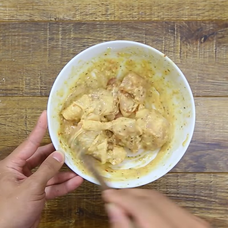 Bước 3 Chiên gà Gà chiên vừng lá chanh