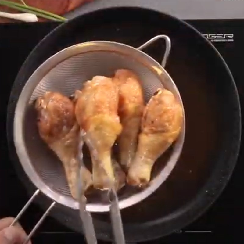 Bước 2 Chiên gà Đùi gà chiên nước tương