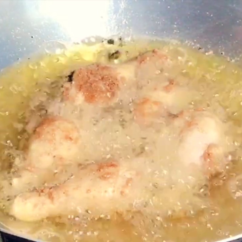 Bước 3 Chiên gà Gà chiên bột muối ớt