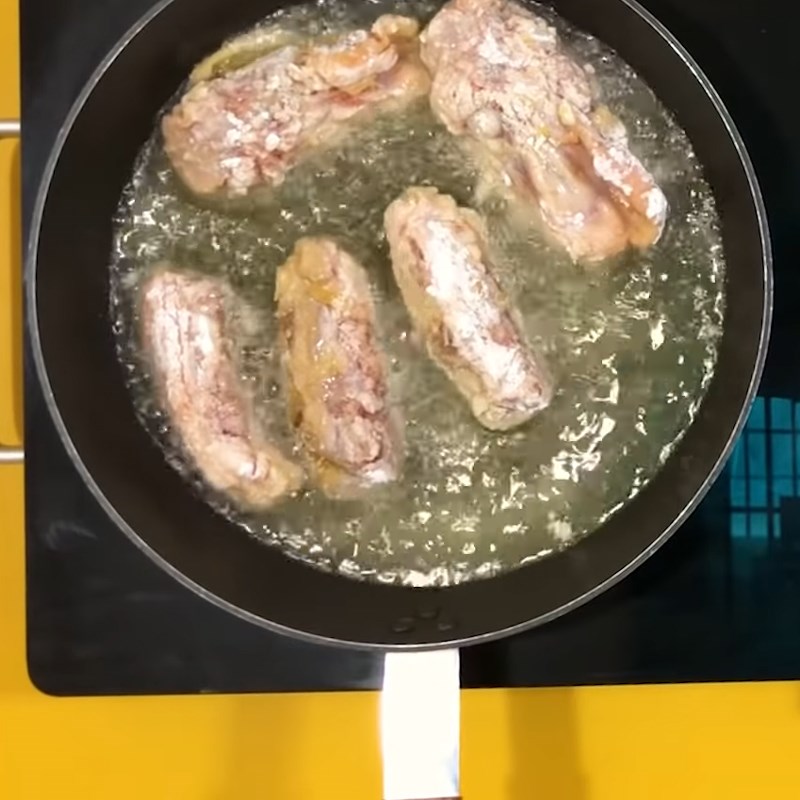 Bước 3 Chiên gà Gà chiên sả ớt tỏi