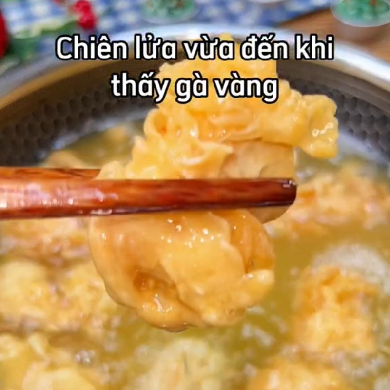 Bước 2 Chiên gà Gà chiên sốt bơ tỏi (Công thức được chia sẻ từ Tiktok Cách Nấu Ngon cùng Cách Nấu Ngon)