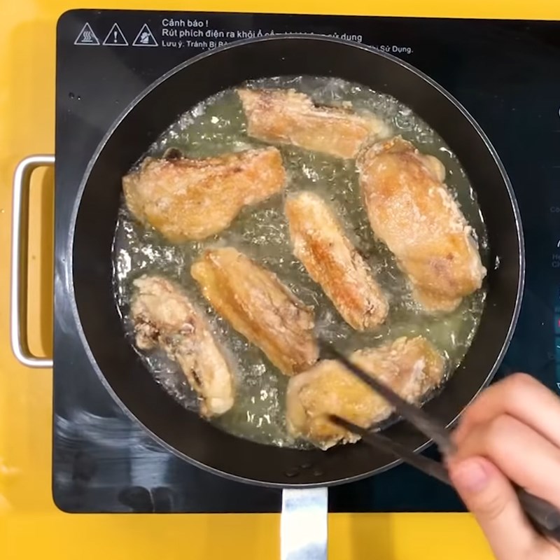 Bước 3 Chiên gà Gà chiên sả ớt tỏi