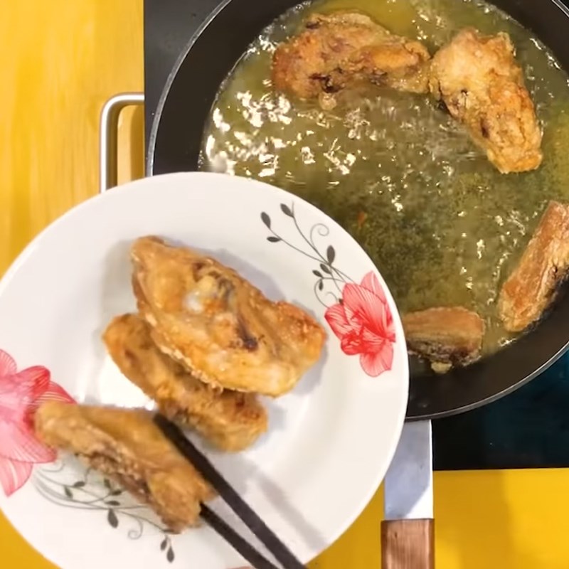 Bước 3 Chiên gà Gà chiên sả ớt tỏi