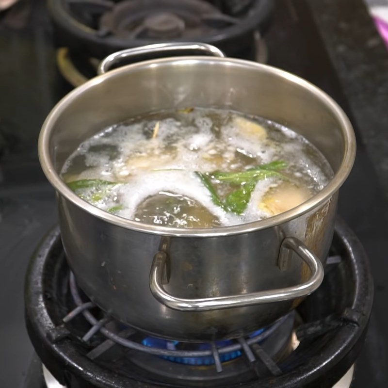 Bước 3 Luộc thịt gà Gà chiên vừng rau răm ngũ vị