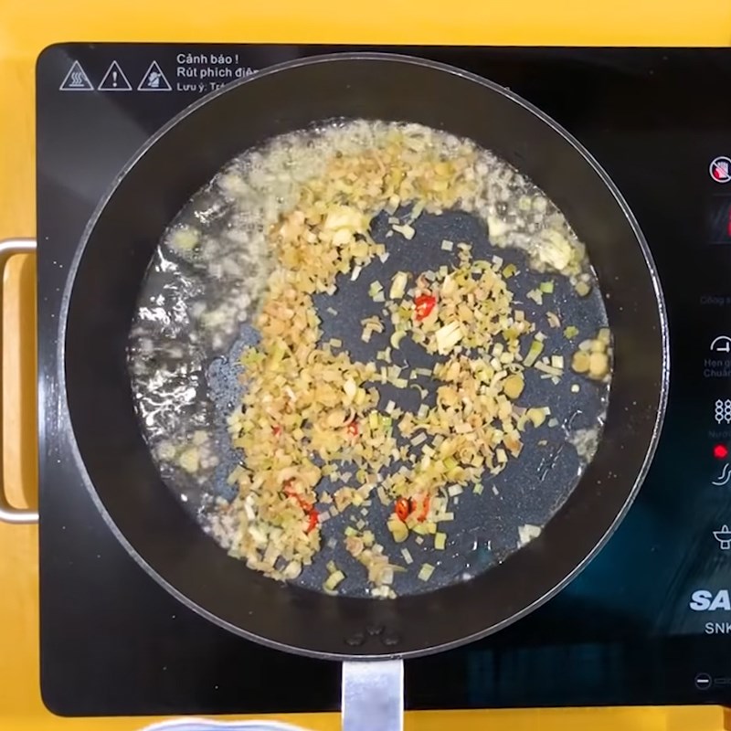 Bước 3 Chiên gà Gà chiên sả ớt tỏi