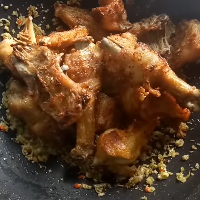 Bước 4 Chiên gà với sả ớt Gà chiên sả ớt