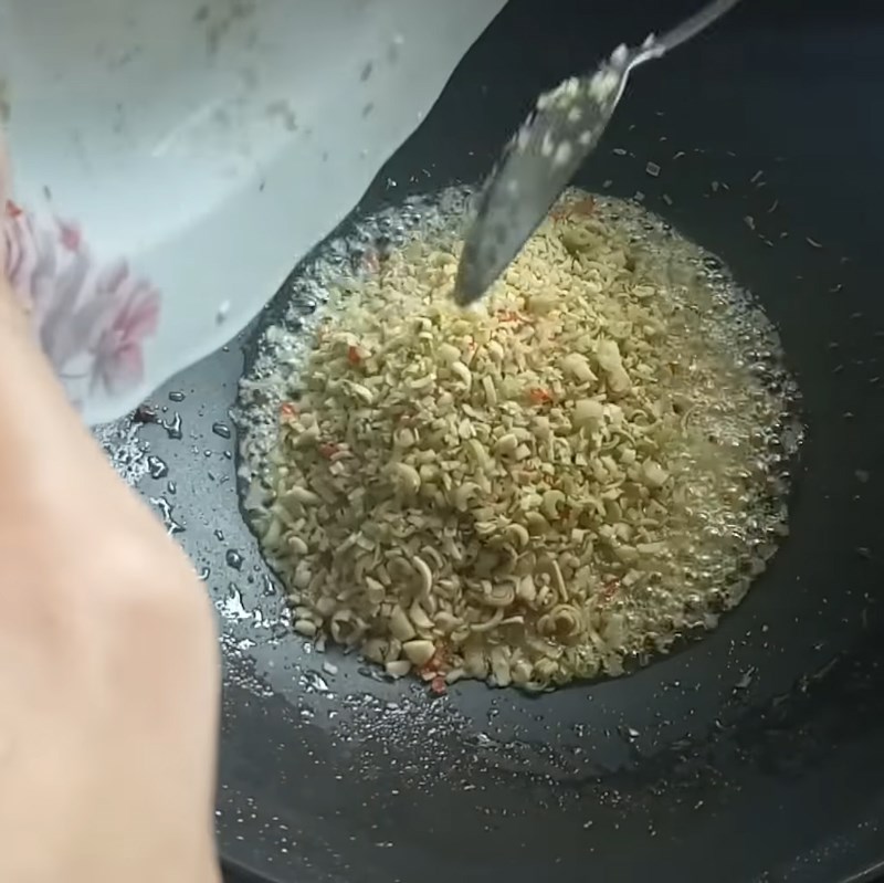 Bước 4 Chiên gà với sả ớt Gà chiên sả ớt