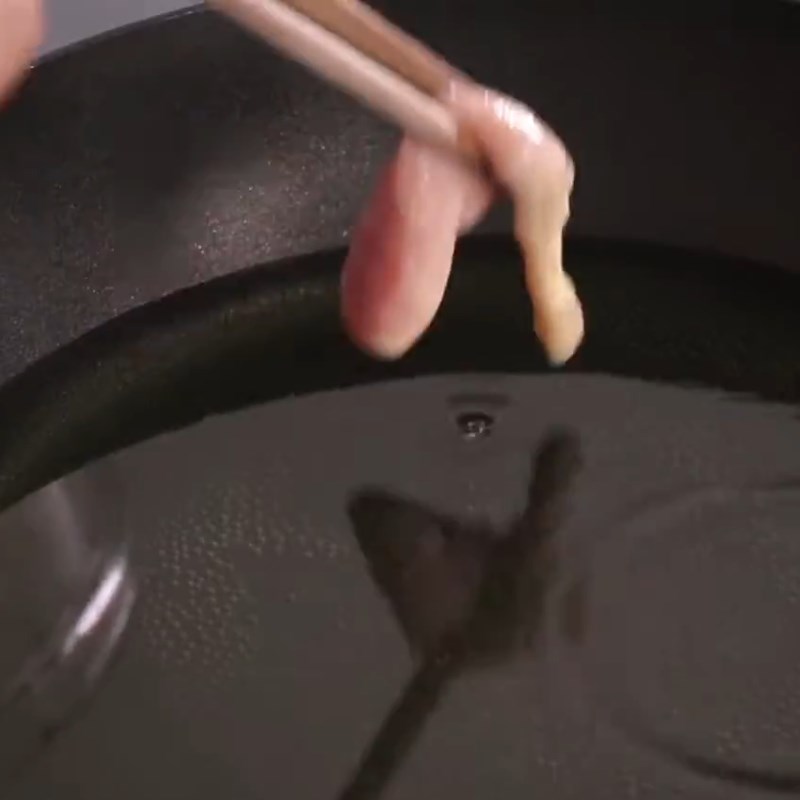 Bước 4 Chiên bao tử cá Bao tử cá basa chiên tỏi ớt