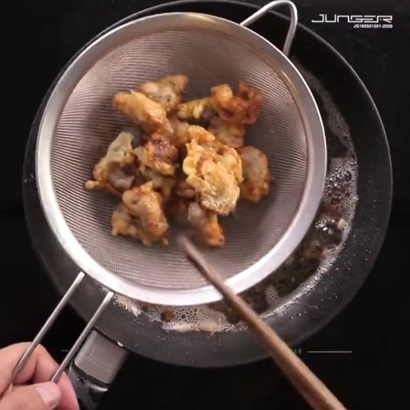 Bước 4 Chiên bao tử cá Bao tử cá basa chiên tỏi ớt