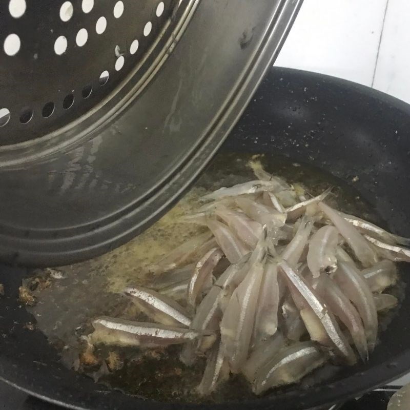 Bước 2 Chiên giòn cá cơm Cá cơm chiên nước mắm