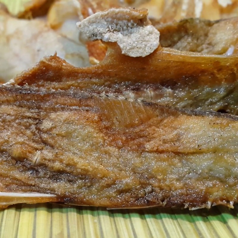 Bước 2 Chiên khô Khô cá đù cháy tỏi