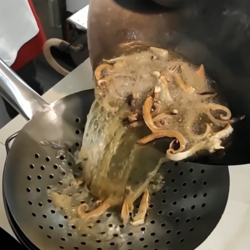 Bước 3 Chiên khô cá đuối Khô cá đuối chiên nước mắm
