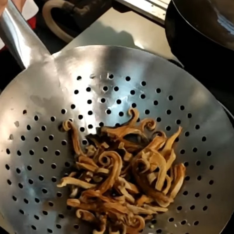 Bước 3 Chiên khô cá đuối Khô cá đuối chiên nước mắm