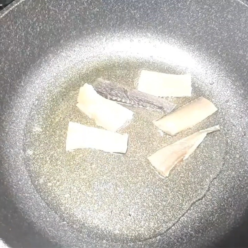 Bước 2 Chiên khô cá lóc Khô cá lóc sốt me