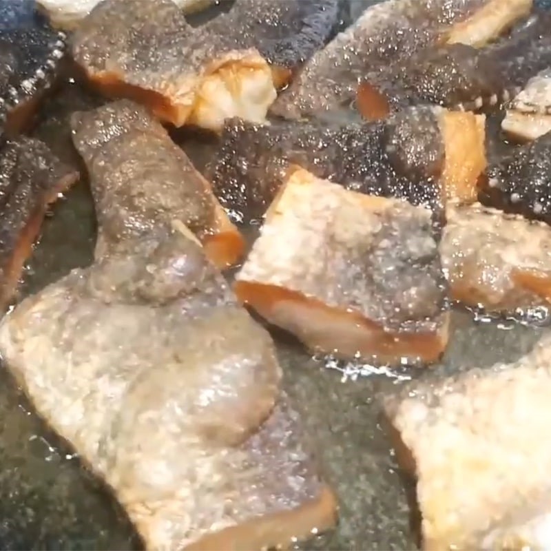 Bước 2 Chiên khô cá lóc Khô cá lóc sốt me
