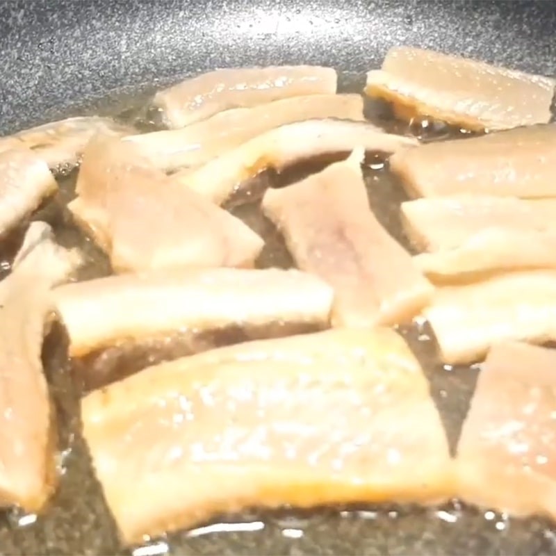 Bước 2 Chiên khô cá lóc Khô cá lóc sốt me