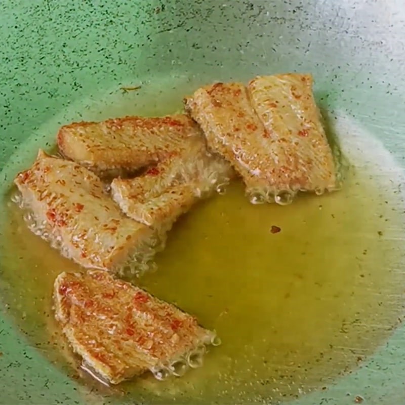 Bước 2 Chiên khô cá lóc Khô cá lóc sốt bơ tỏi