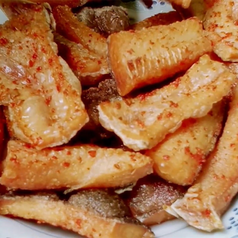 Bước 2 Chiên khô cá lóc Khô cá lóc sốt bơ tỏi