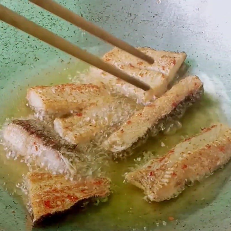 Bước 2 Chiên khô cá lóc Khô cá lóc sốt bơ tỏi