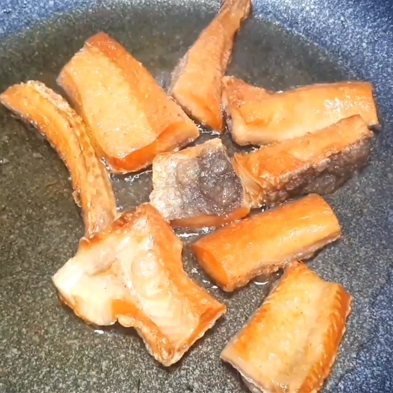 Bước 2 Chiên khô cá lóc Khô cá lóc sốt me