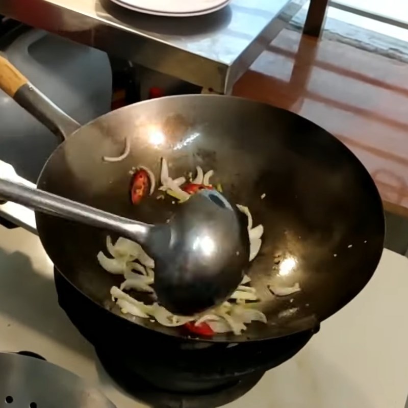 Bước 4 Chiên khô cá với nước mắm Khô cá đuối chiên nước mắm