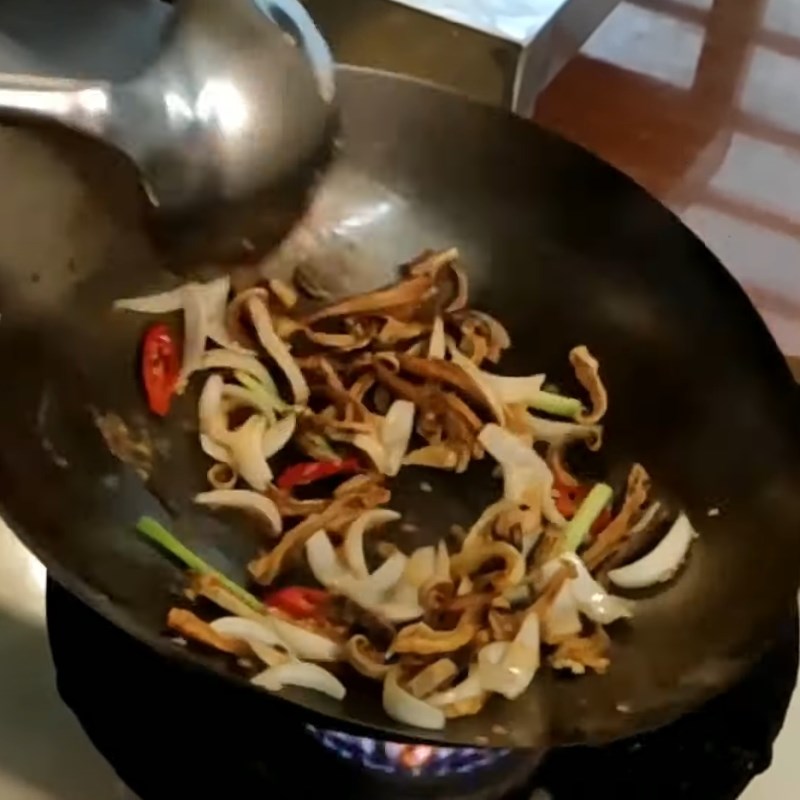 Bước 4 Chiên khô cá với nước mắm Khô cá đuối chiên nước mắm
