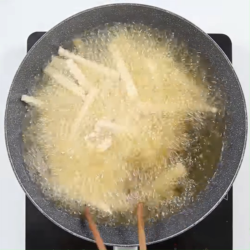 Bước 2 Chiên khoai môn Snack khoai môn lắc phô mai