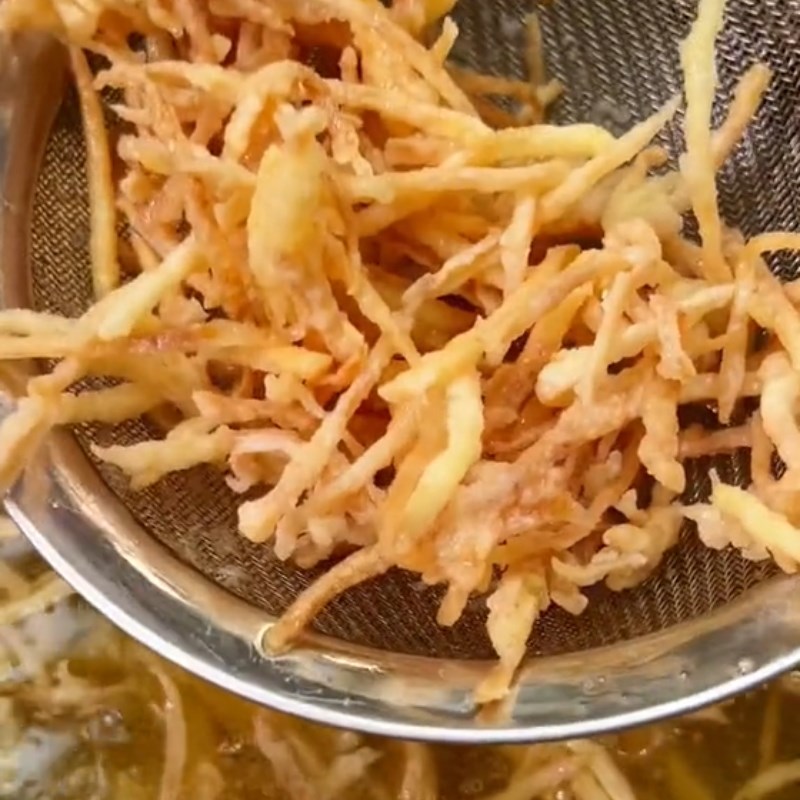 Bước 2 Chiên khoai tây Khoai tây sợi chiên sốt cay (Công thức được chia sẻ từ Tiktok vào bếp cùng Cách Nấu Ngon)