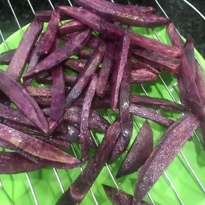 Bước 2 Chiên khoai và làm sốt phô mai Khoai lang tím chiên giòn