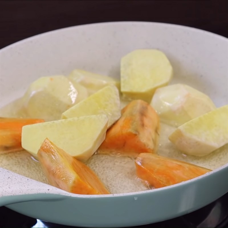 Bước 7 Chiên khoai Cà ri sườn heo