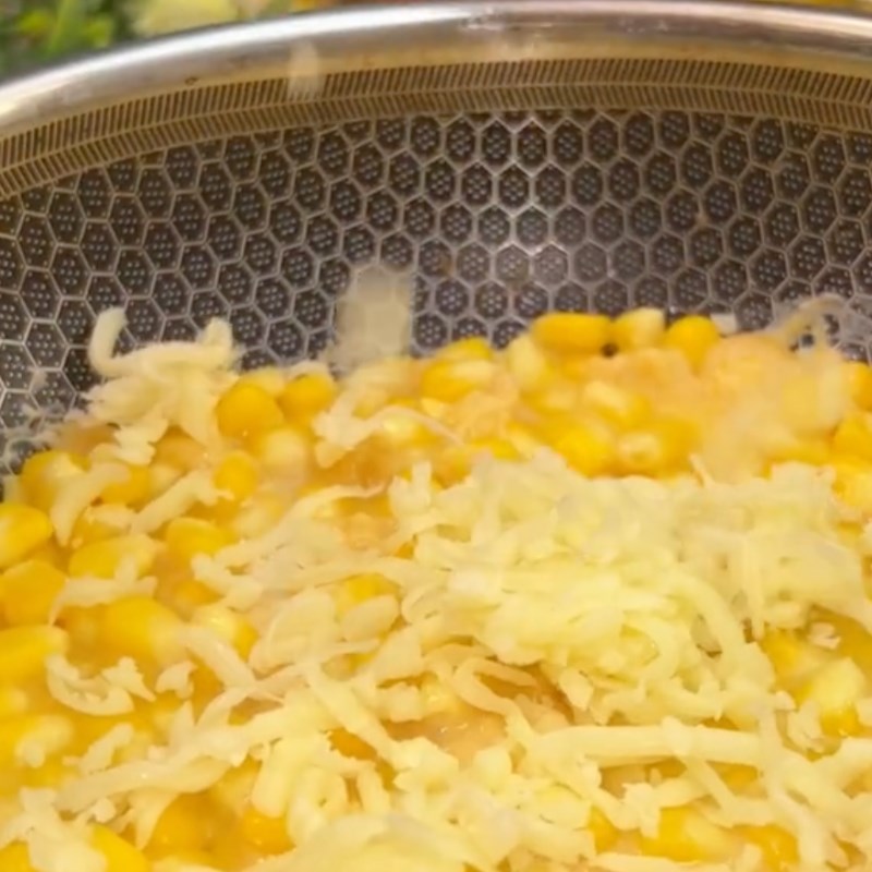 Bước 3 Chiên pizza bắp Pizza bắp phô mai (Công thức từ kênh tiktok Cách Nấu Ngon cùng Cách Nấu Ngon)