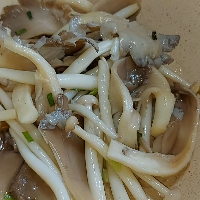Bước 3 Chiên rong biển và xào nấm Cháo đậu xanh chay nấm