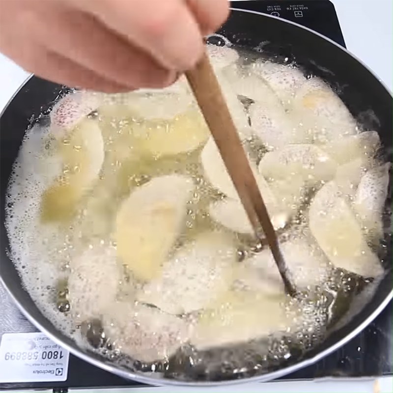 Bước 3 Chiên snack khoai môn Snack khoai môn chiên giòn