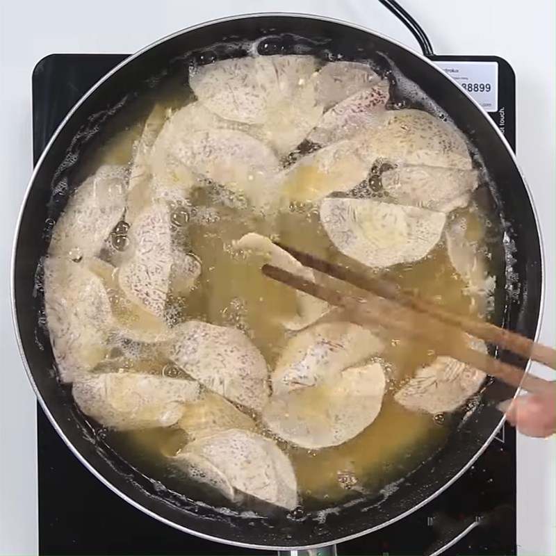 Bước 3 Chiên snack khoai môn Snack khoai môn chiên giòn