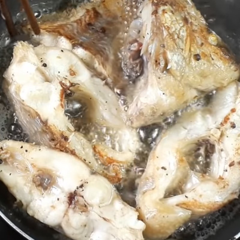 Bước 3 Chiên sơ cá Cá diêu hồng kho tiêu với thịt ba chỉ