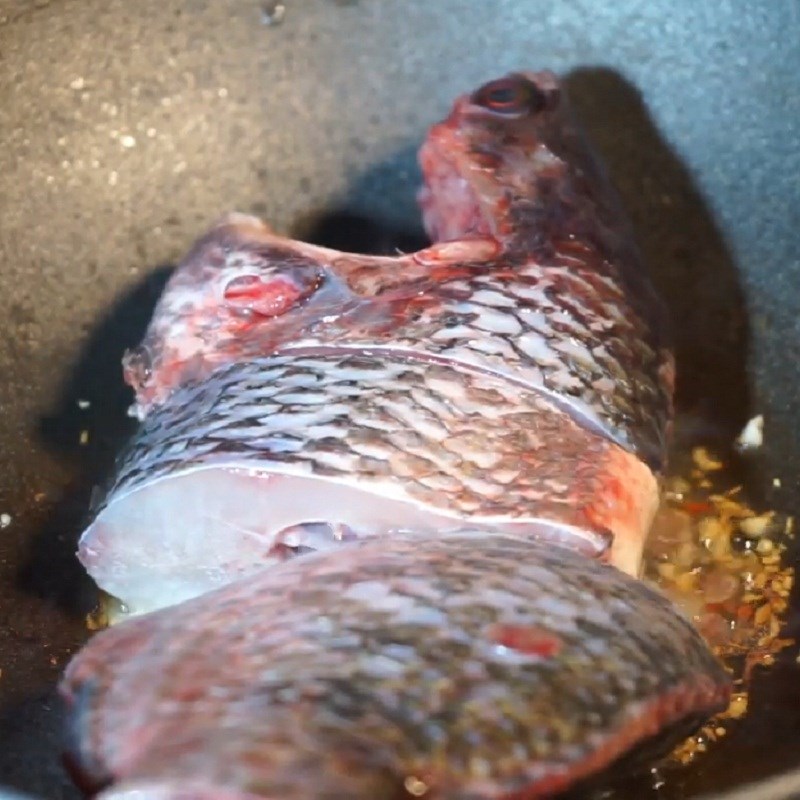 Bước 3 Chiên sơ cá Canh chua cá rô phi