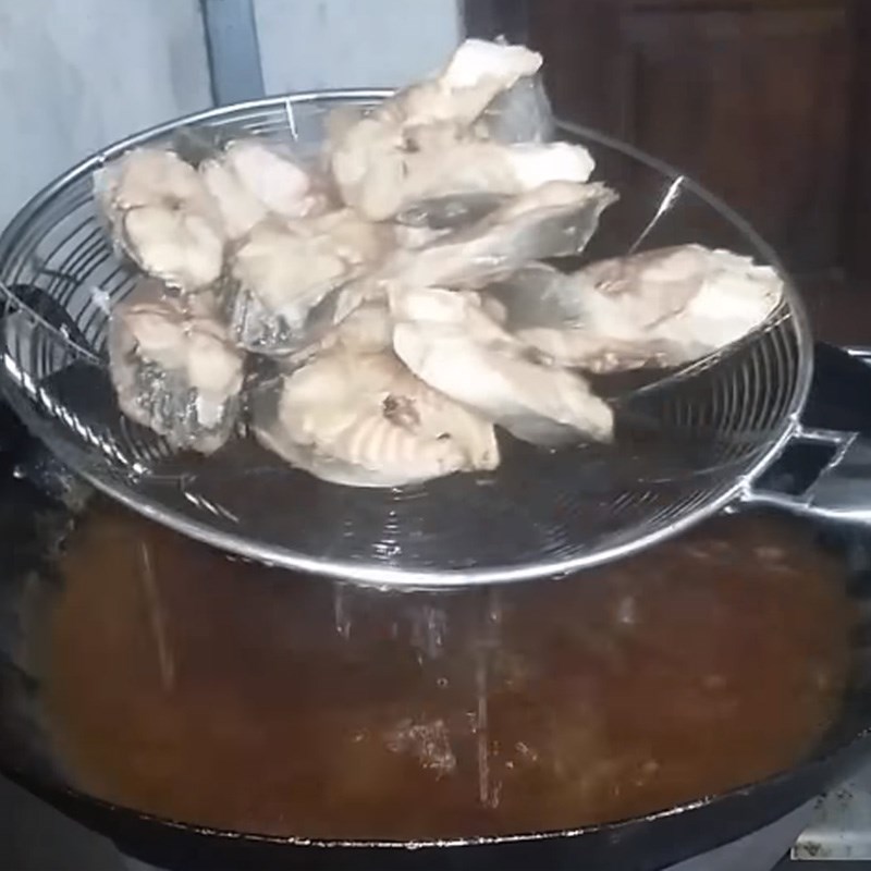 Bước 2 Chiên sơ cá Cá chình nướng riềng mẻ
