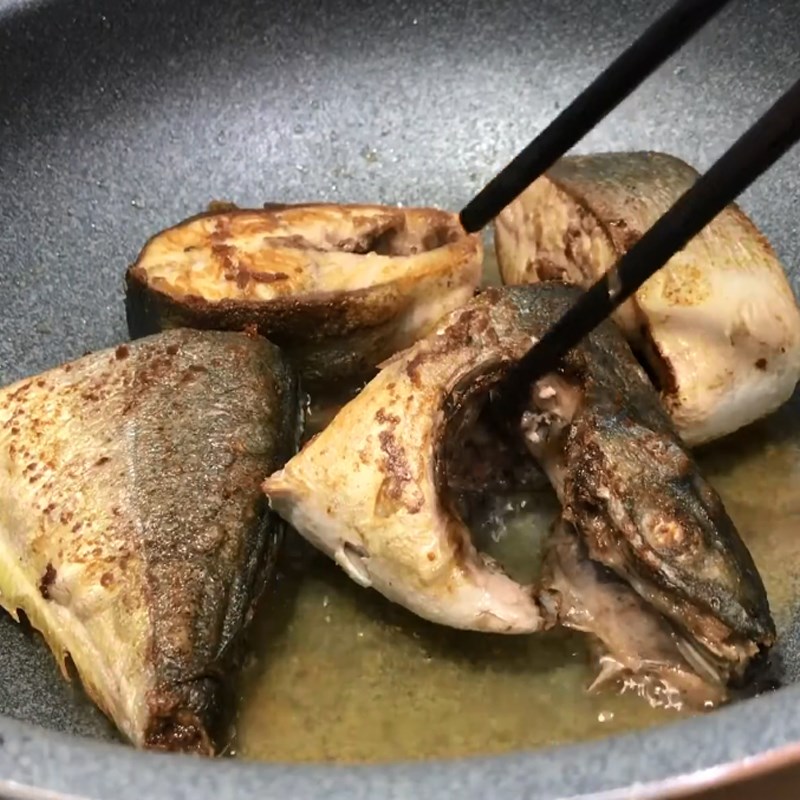 Bước 3 Chiên sơ cá Cá cam kho thơm
