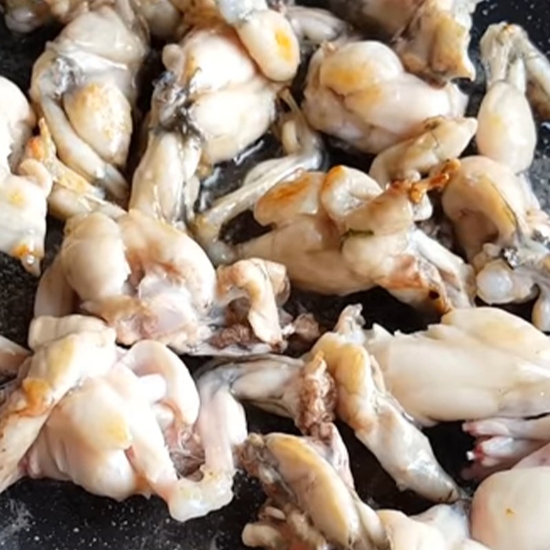 Bước 3 Chiên sơ ếch Ếch xào măng với lá lốt