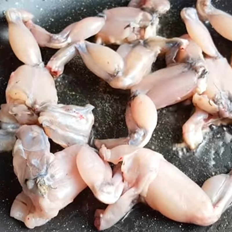 Bước 3 Chiên sơ ếch Ếch xào măng với lá lốt