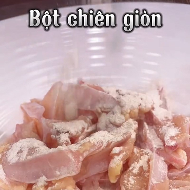 Bước 2 Chiên sụn gà Sụn gà chiên bơ tỏi (Công thức được chia sẻ từ Tiktok Vào Bếp cùng Cách Nấu Ngon)