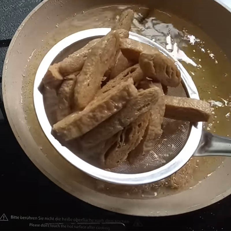 Bước 2 Chiên sườn non Sườn non rim me